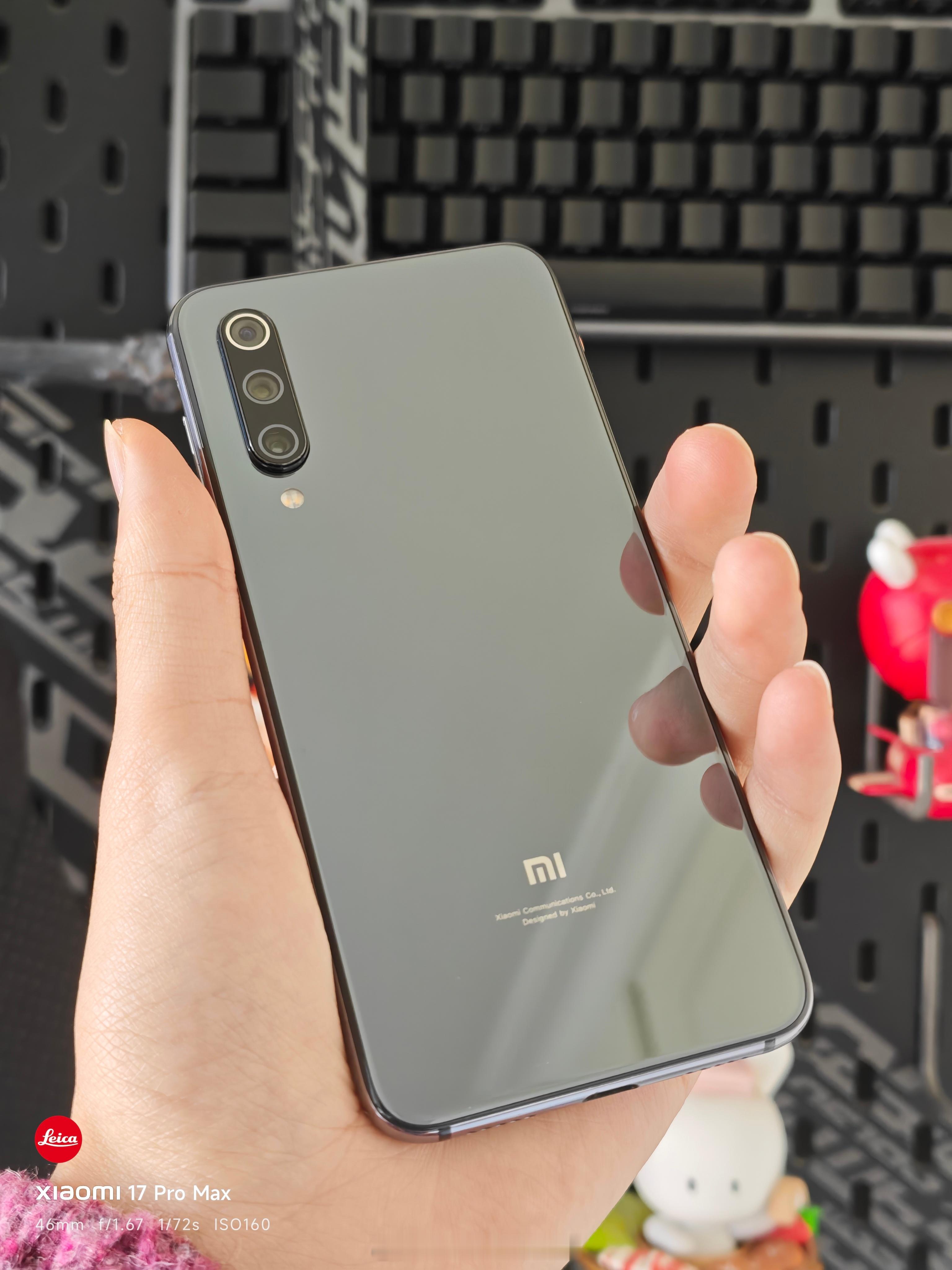 7年前的今天，发布了小米9 SE金属边框+玻璃后盖，155g重量，5.97英寸小