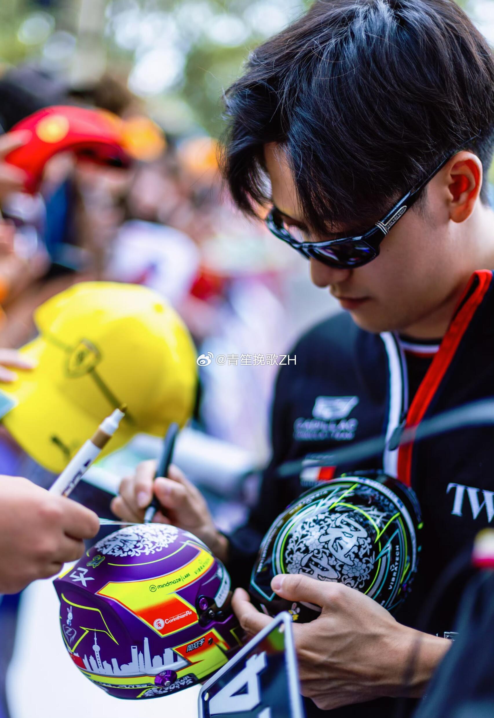 周冠宇紫薯精体育界专属紫薯精实锤！头盔、赛车服、人物小象全是紫色，周冠宇这是把“