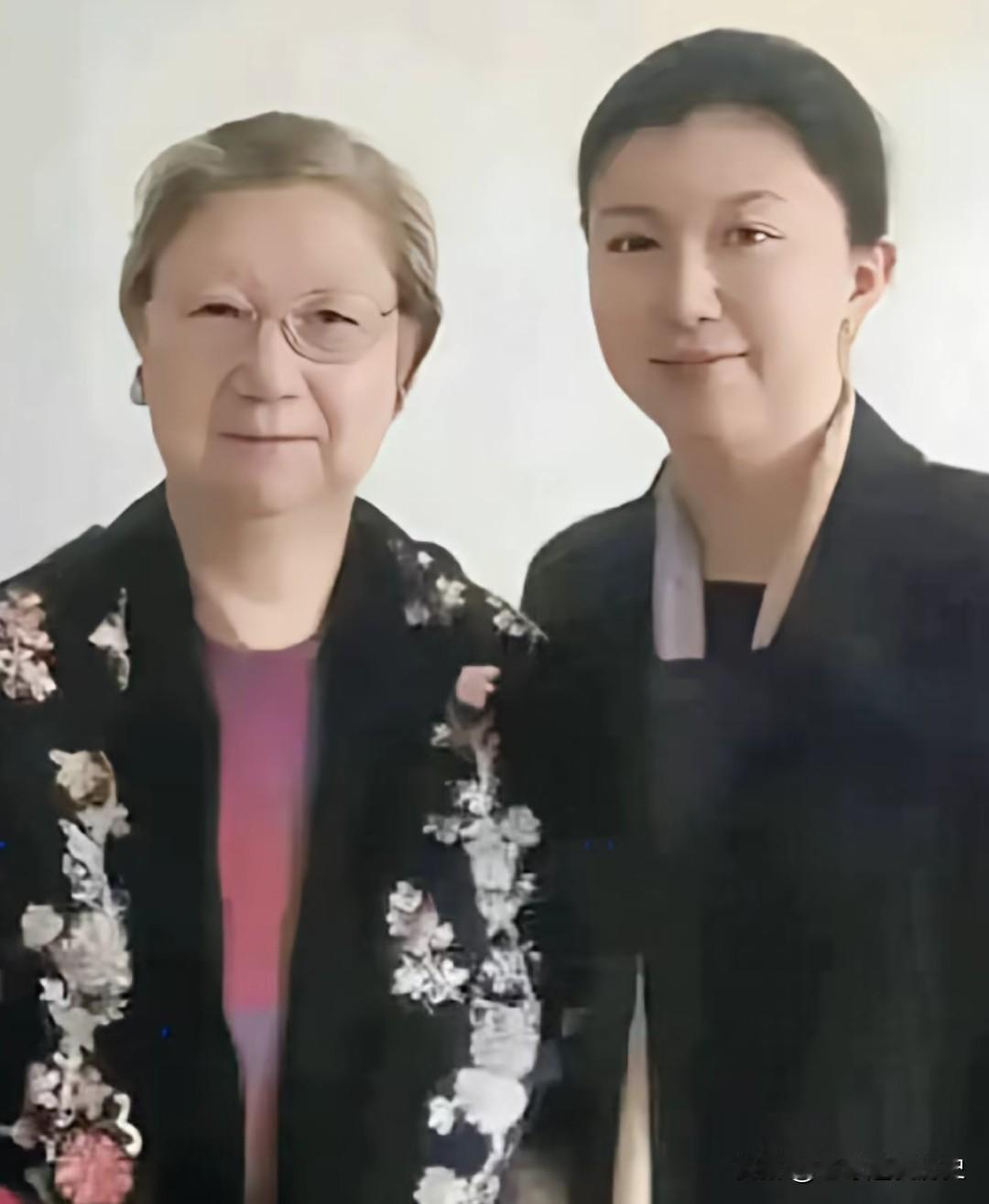 在这张温情脉脉的合影中，刘思齐与女儿并肩站在一起。
站在左侧的刘思齐戴着眼镜，气