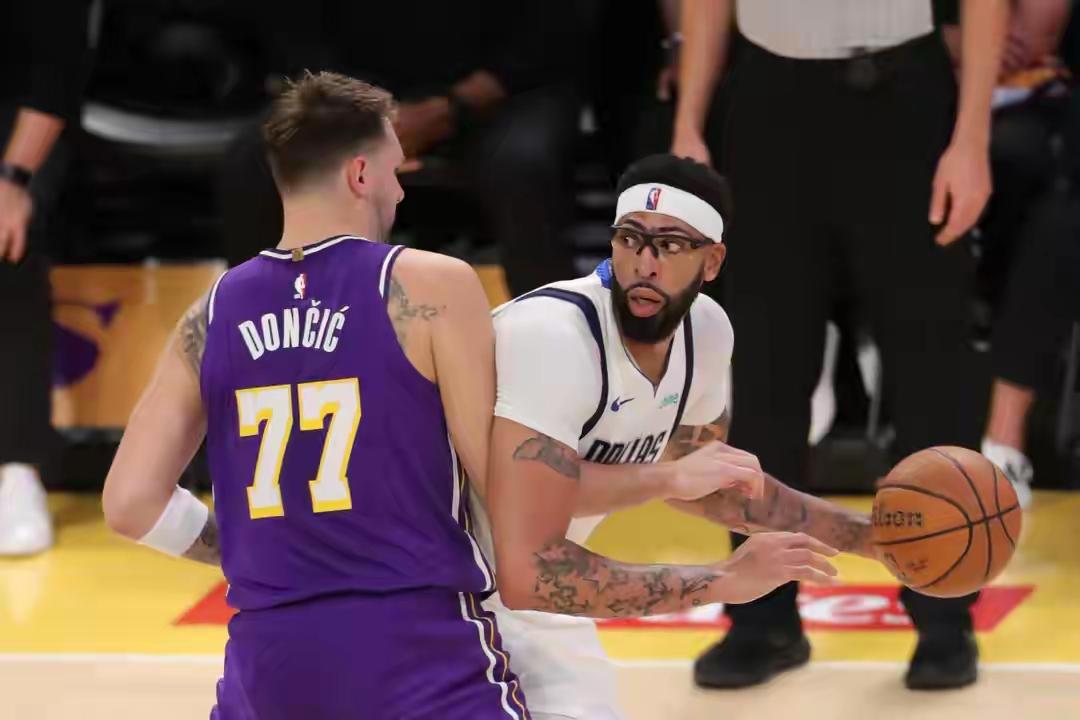 东契奇与浓眉的交易，谁更受伤？
时间过去一年了，浓眉在斯做客德雷蒙德·格林的播客