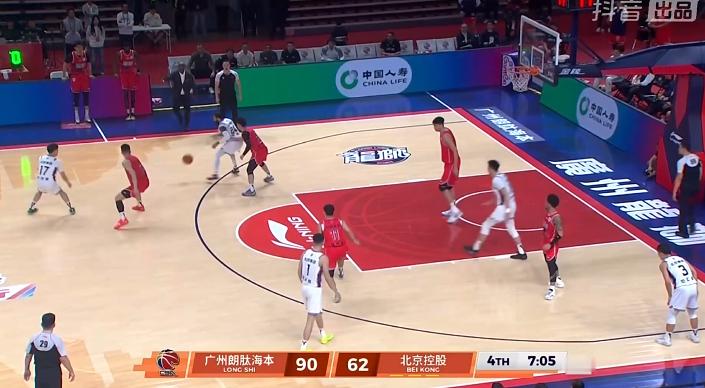 北控队上一场刚赢了宏远，这一场打龙狮就输这么多。。。。。。龙狮男篮vs北控男篮