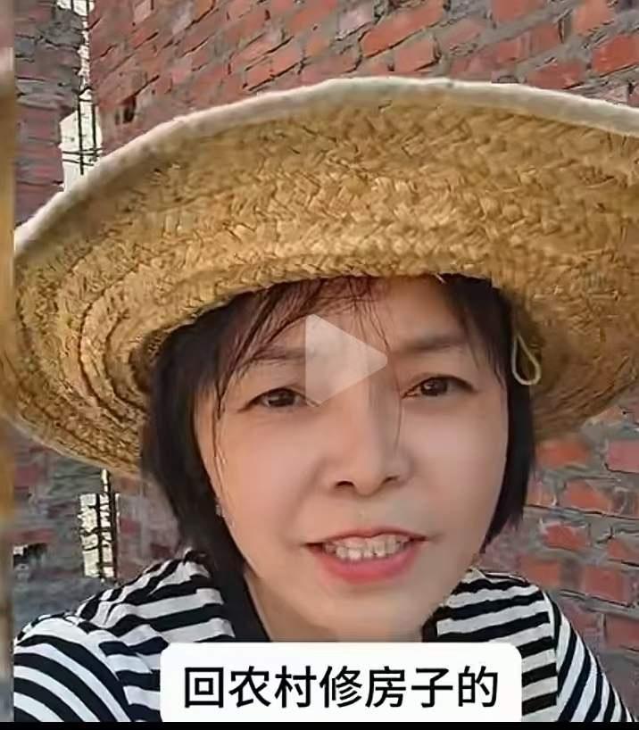 美女怒怼专家：农村建房咋就“脑壳有问题”？质朴心声引共鸣

“回农村建房的脑壳都