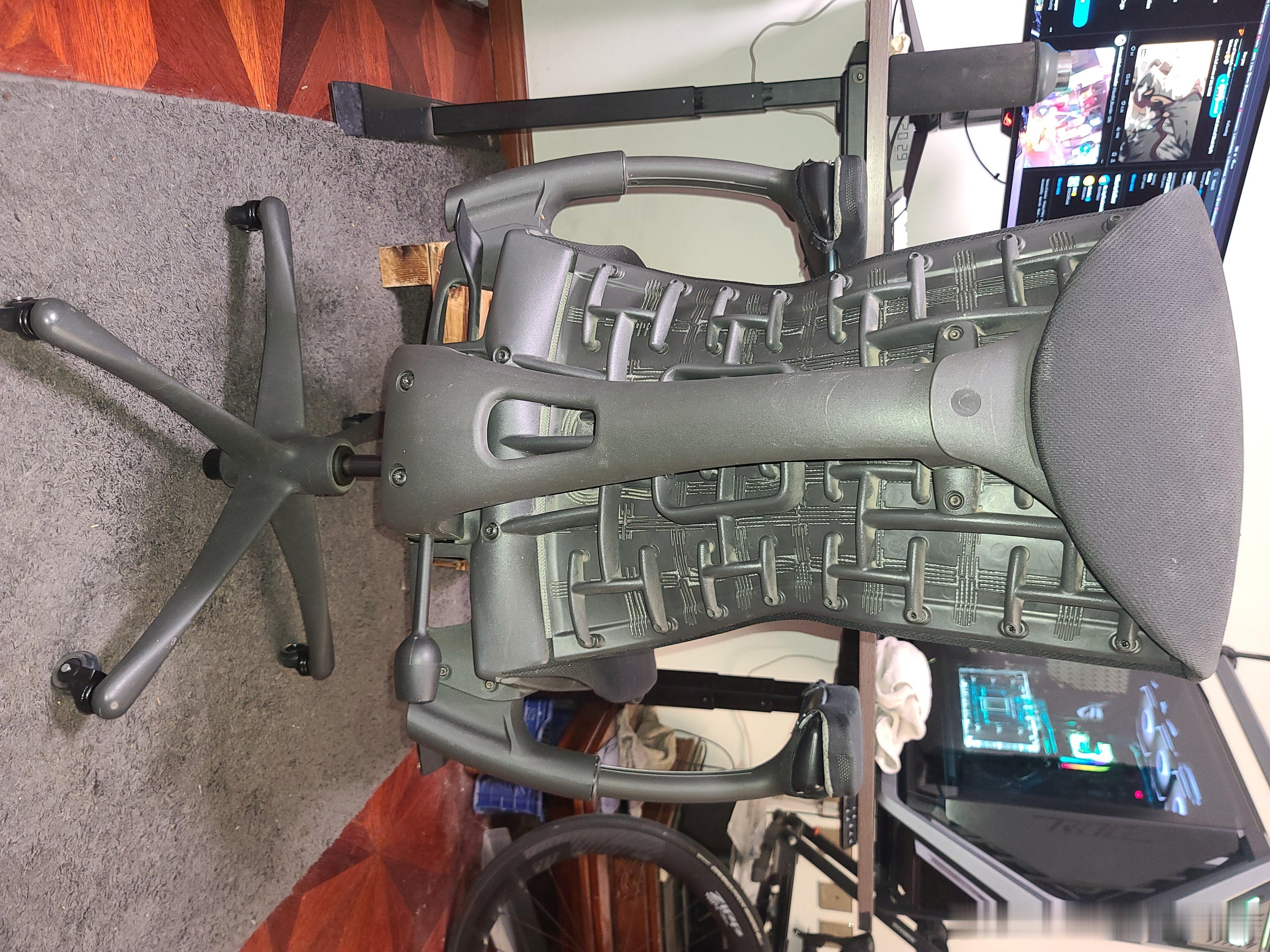 我的Herman Miller Embody椅子后背断了，我机智用的是金属带孔条