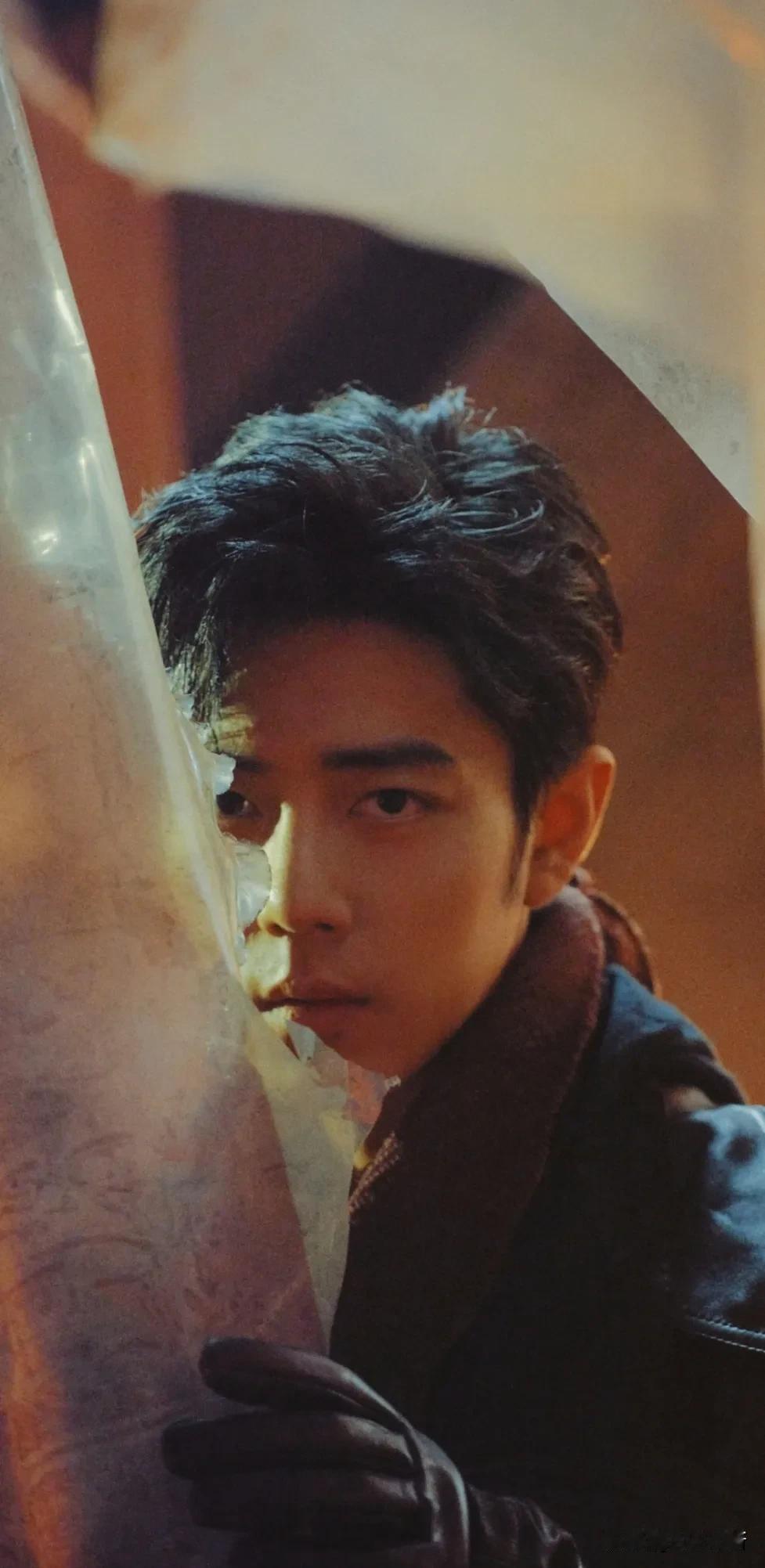 2019年，《陈情令》播出，肖战一下红透了，但肖战父母却非常生气，直接对儿子说：