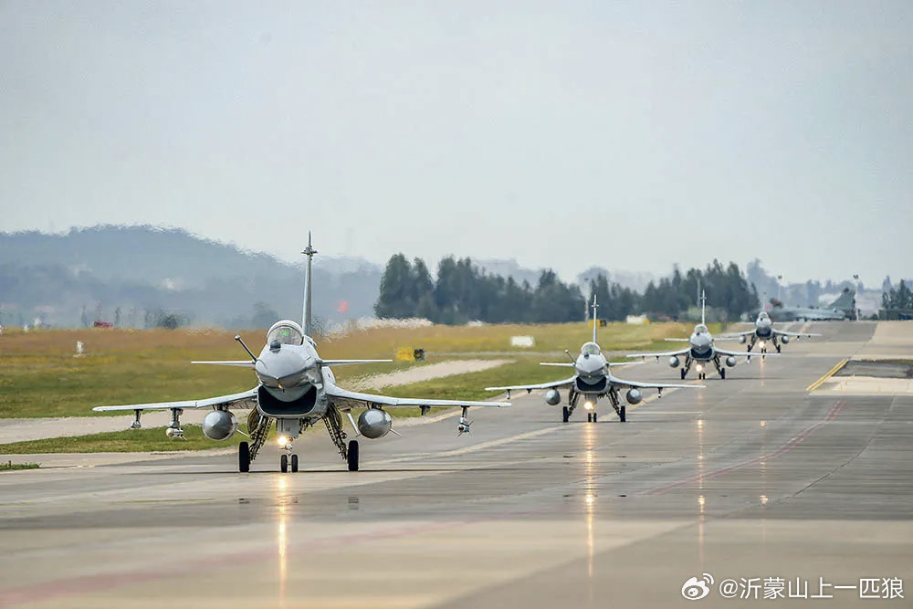 解放军报最新披露：不明空情出现，对我空防安全造成威胁，特级飞行员武辉驾战机在万米