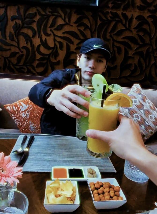 王嘉尔男友视角连载第一集 男友视角连载首集炸场！王嘉尔对着镜子反复琢磨表演细节，