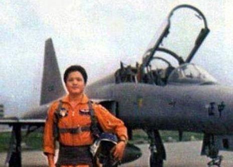 1981年，台湾飞行员黄植诚，驾驶最先进的飞机向大陆投诚，却被后座飞行员察觉，黄