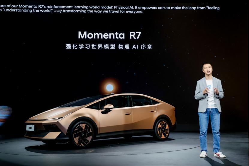 说实话，从事汽车行业这么多年，第一次见这种场面。新势力们的大佬，集体“叛逃”自家