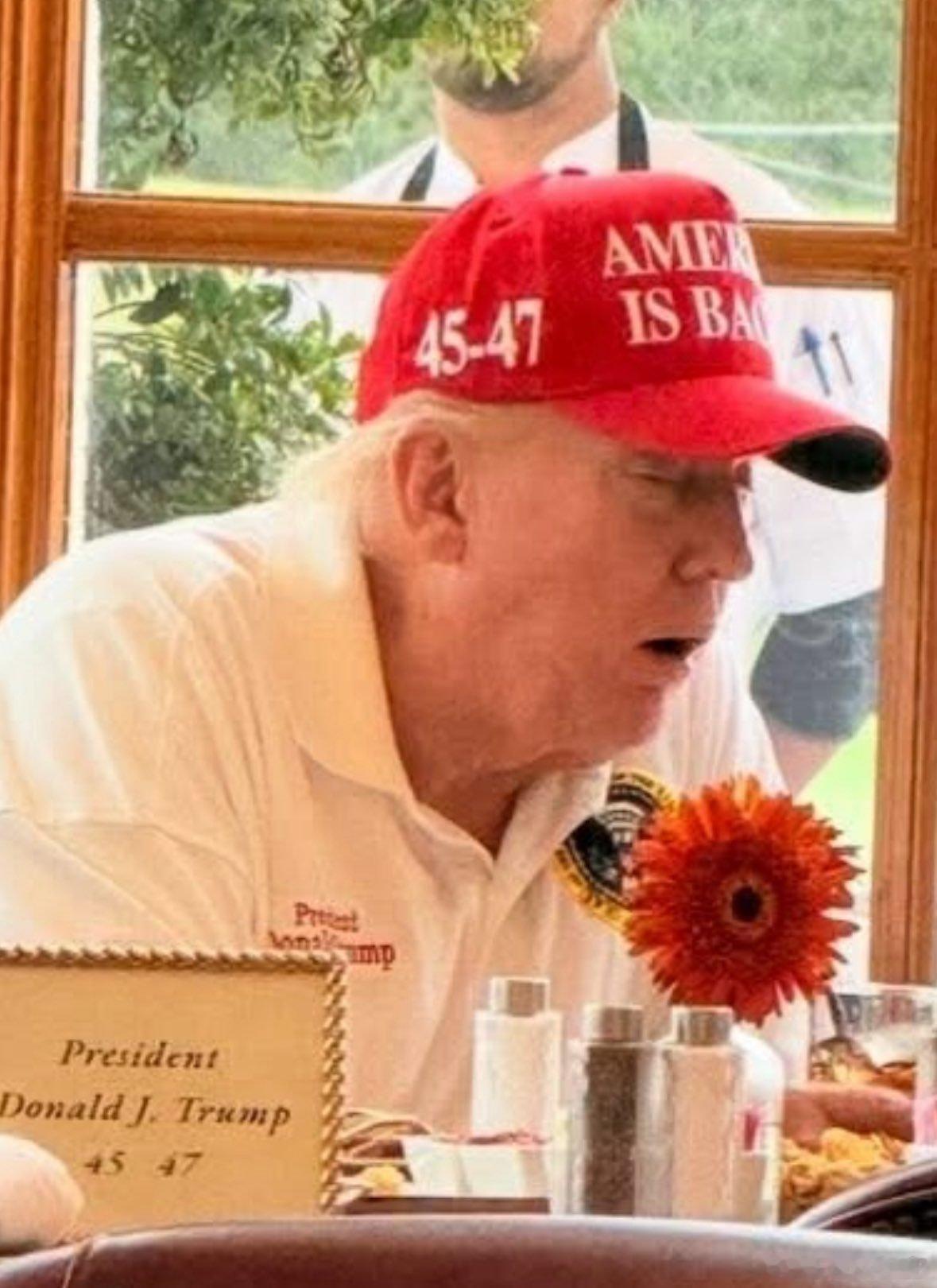 美国特朗普总统搞了一张自己的ai右边应该才是现在的，真实的特朗普总统烽火问鼎计划
