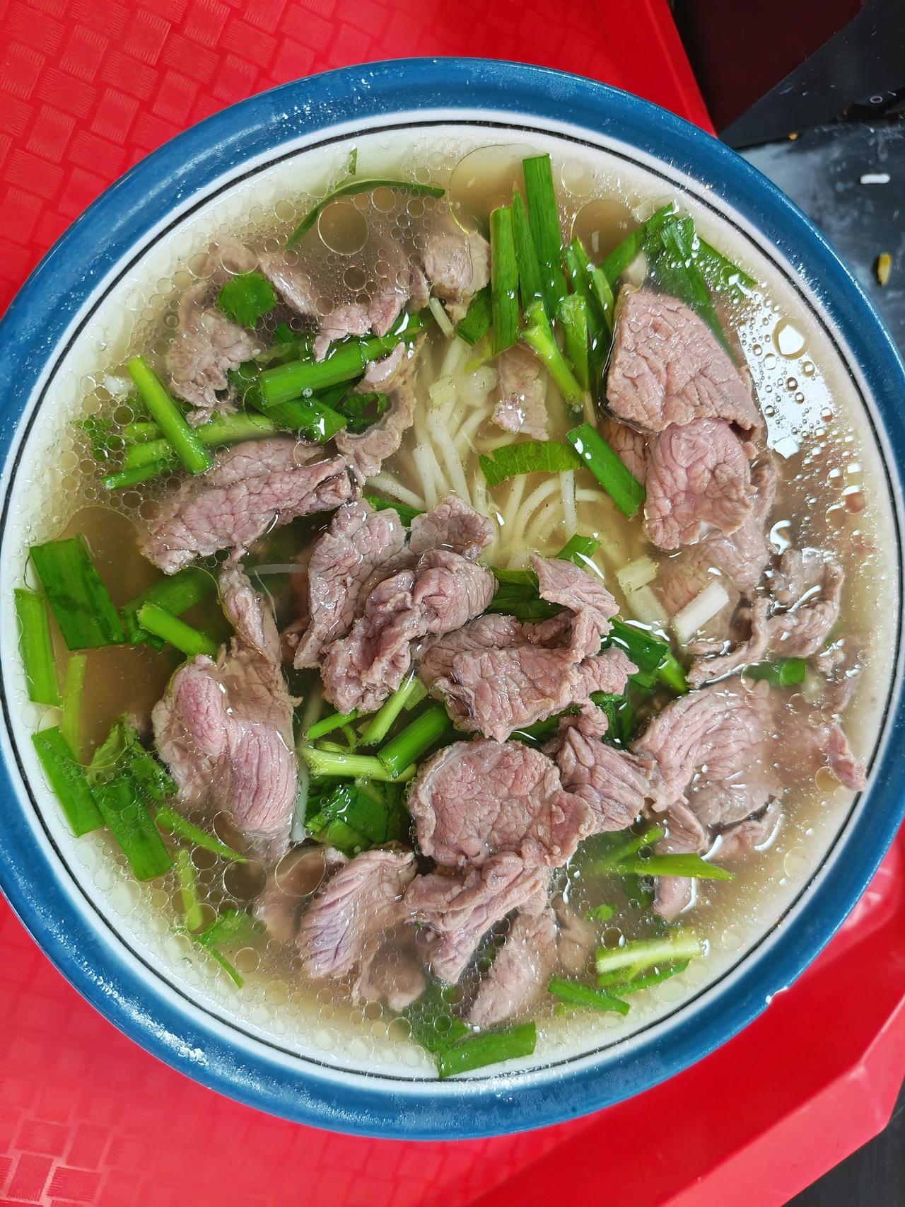 还是喜欢云南镇雄的美食！
这是一碗生烫牛肉米线，无论在冷嗖嗖的早晨或雨蒙蒙的傍晚