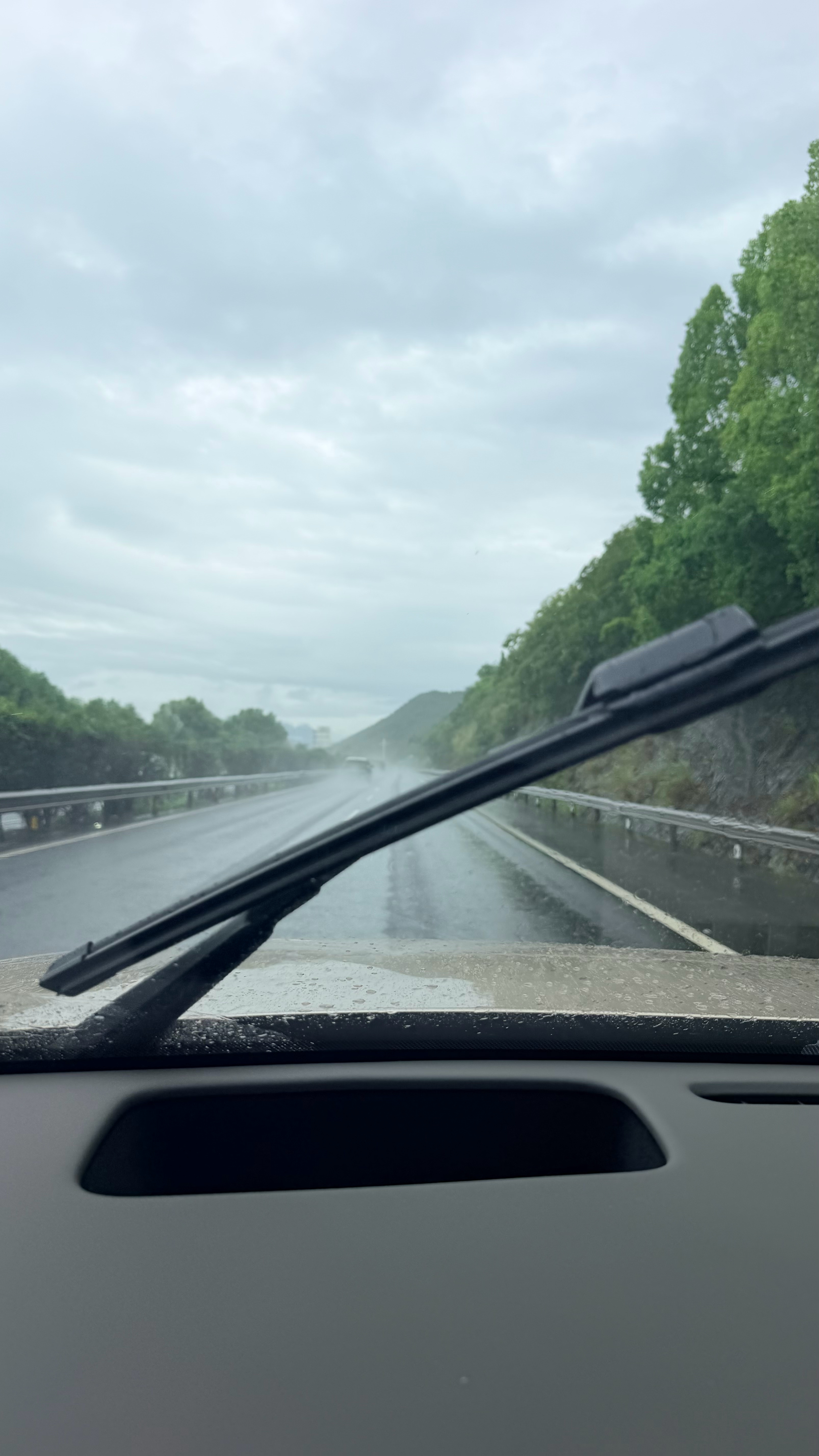 纯油开，下雨7.7L/100km这个能耗如何？理想 L8 Livis 绵阳