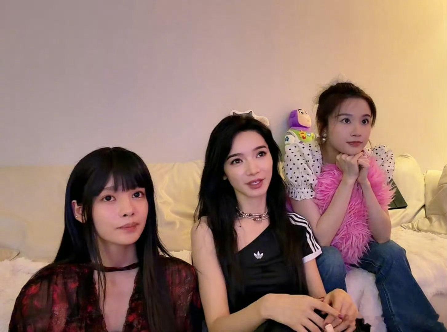 代斯张艺上张慧雯直播看浪姐三位女生相约线上同步收看乘风直播，沉浸式同台陪看舞台，