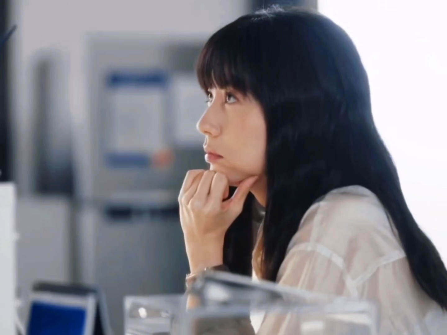 欸你們不覺得徐若嵐和邱婉瑜很好嗑啊啊啊…頹感刑警姐和撩人神秘女，感覺前者被後者釣