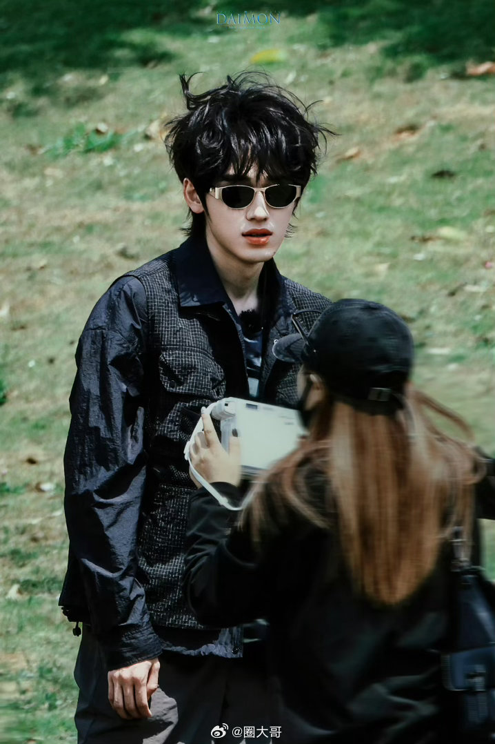 宋亚轩西游2墨镜卷毛造型潮男出街，谁看了不心动啊！宋亚轩在综艺《这是我的西游2》