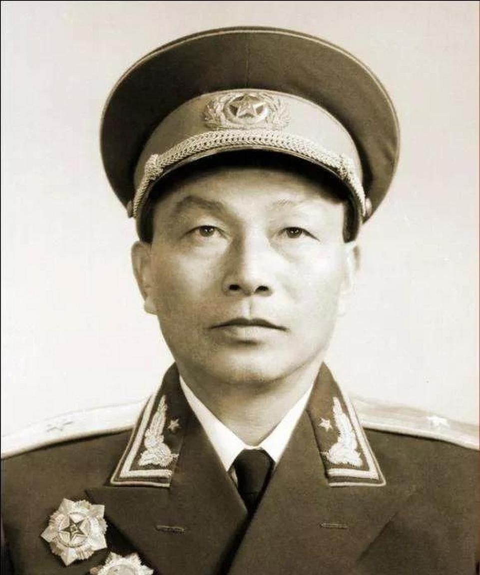 没想到1979年杭州万人公审现场，那个被4名法警死死按住、曾经不可一世的壮汉，竟