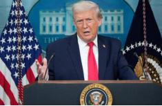 特朗普曾经在采访时表示：如果中方武统台湾，那么美国将会毫不犹豫的对北京进行轰炸，