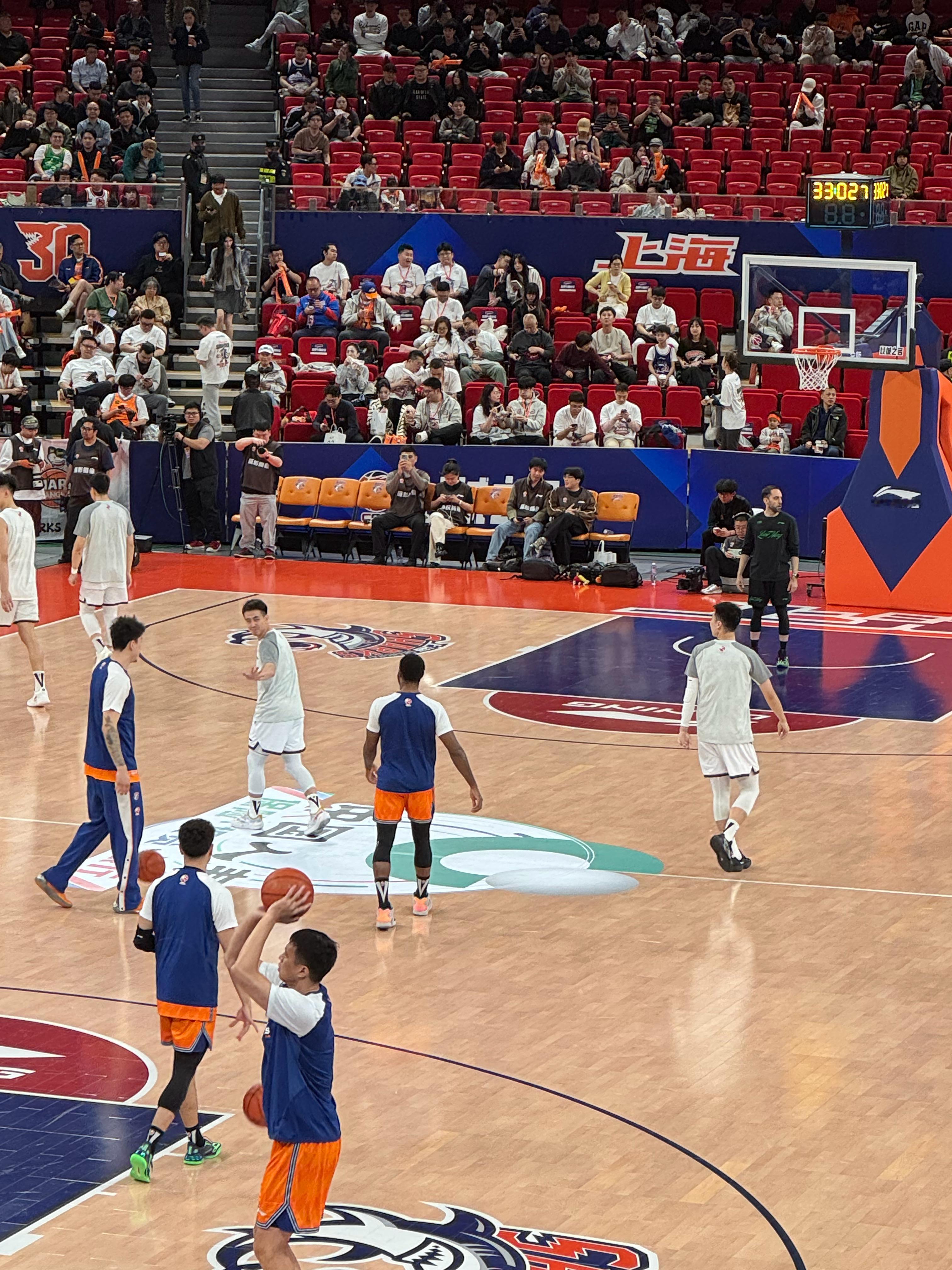 哈哈哈哈哈哈，辽宁队入场了弗格想去和继伟打招呼来着继伟跟弗格摆摆手仿佛在说，赛后