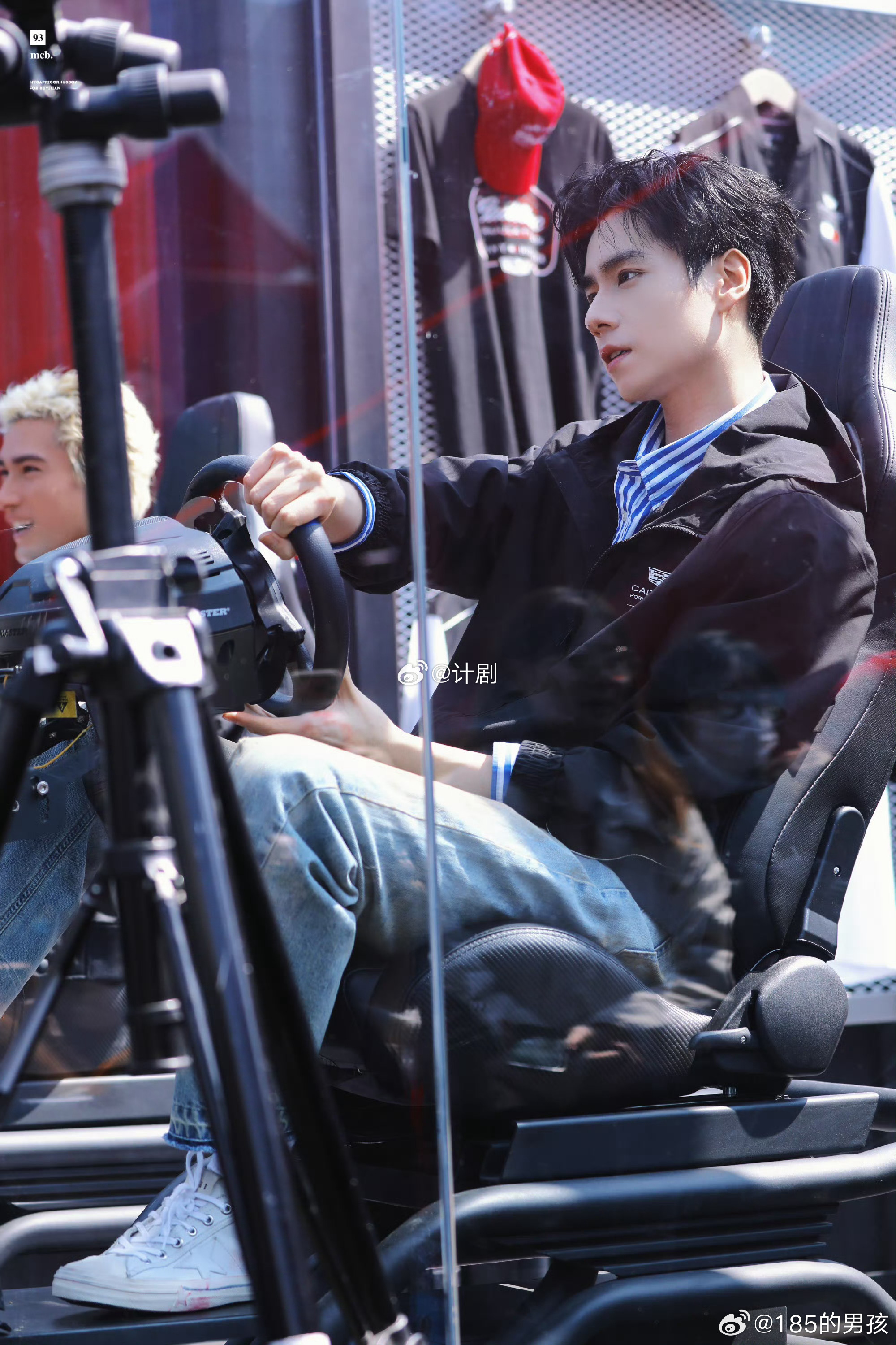 胡一天这该死的高级建模脸 赛车场上的他那种又冷又欲的氛围真的太绝了，下颌线锋利眼