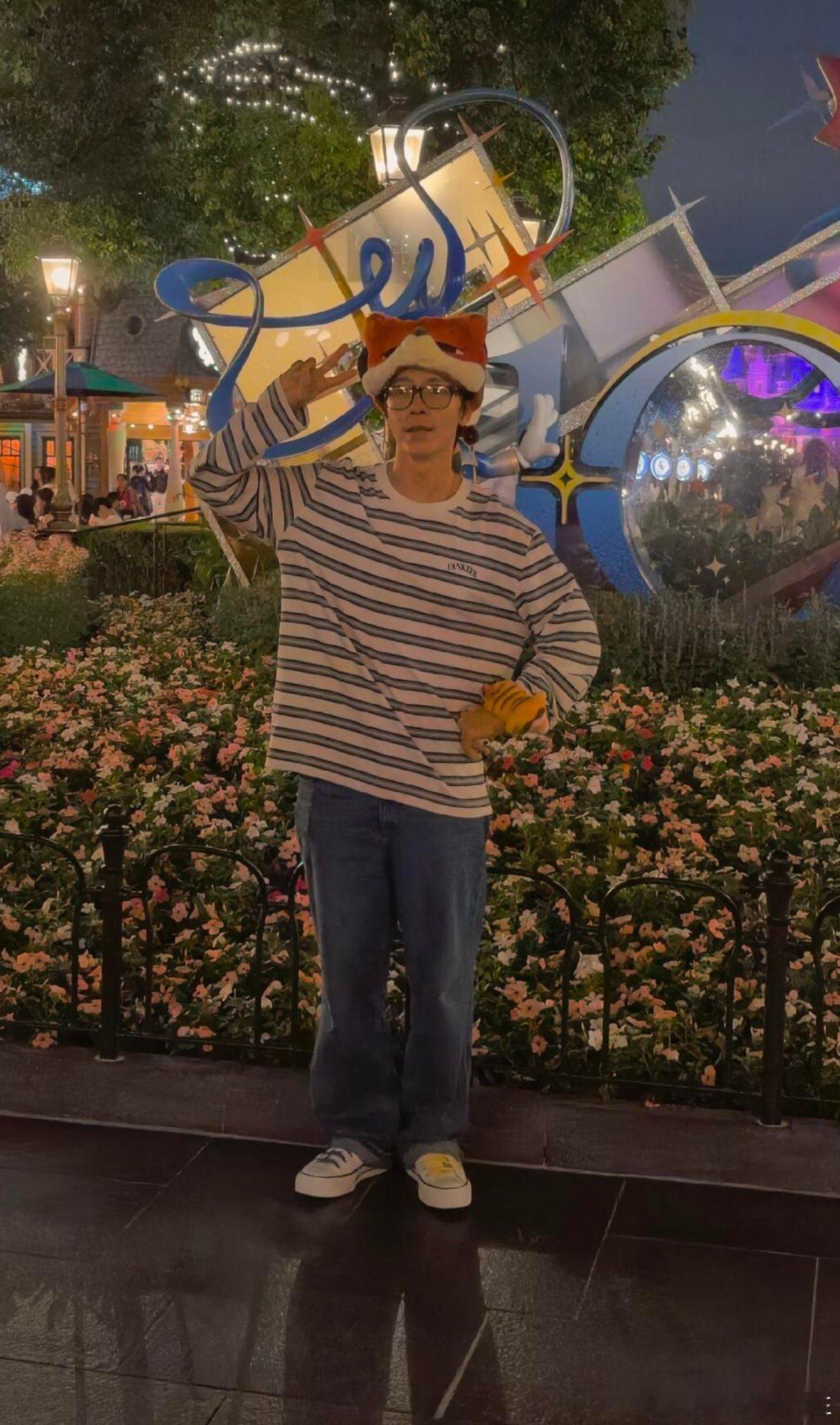 李豆海今天这鞋带都够我喝一壶。蓝色黄色。我真的懒得说…… ​​​