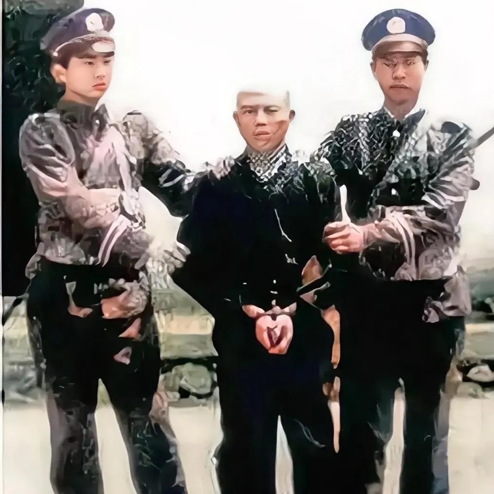 1985年，陕西商洛，“杀人魔”龙治民，被逮捕后，留下的一张老照片，镜头中的龙治