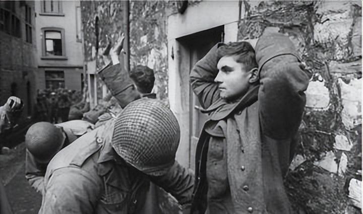 德军礼遇有加，平民却欲除之而后快，英美战俘为何遭遇冰火两重天。

二战西线战场上