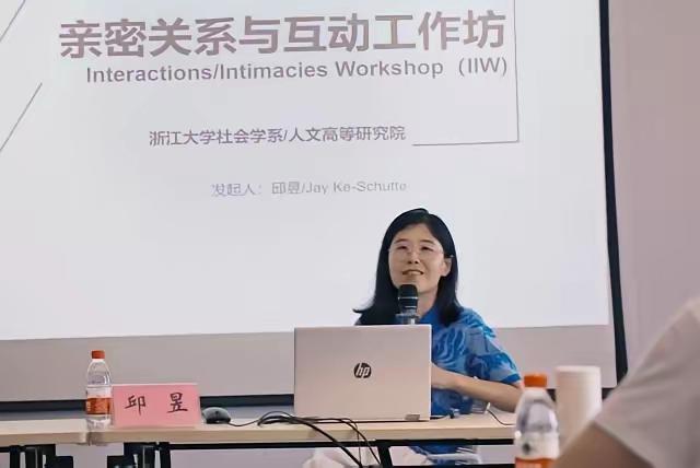 有些“学者”，怎么就把书读到了狗肚子里？
 
原中央民族大学讲师邱昱的一番脱离现