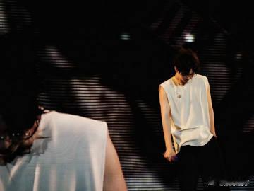 胡夏一开演唱会就长痘 被胡夏的痘痘可爱到！这波“长痘式营业”太反差萌！但只要他开