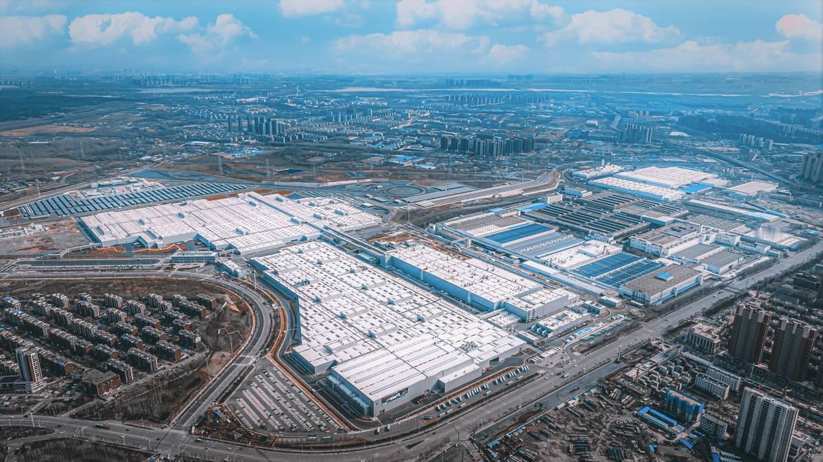 中国是工业强国，却不是发达国家为什么？

中国现在绝对是工业强国，大到飞机高铁，