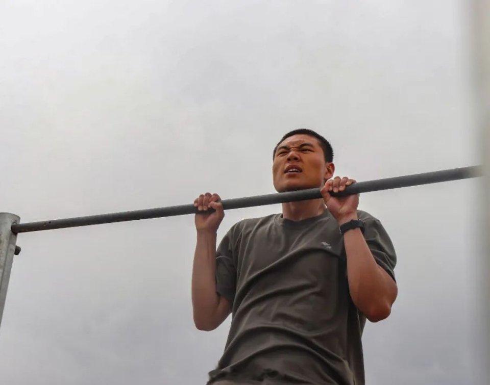 #前线熄灯号[超话]##军营晚点名##人民前线# 坚持理想，不惧波涛汹涌！晚安[