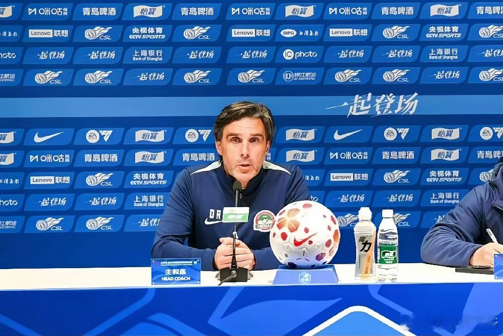 中超河南队 9月11日下午，河南彩陶坊主教练拉莫斯携王上源出席了赛前新闻发布会。