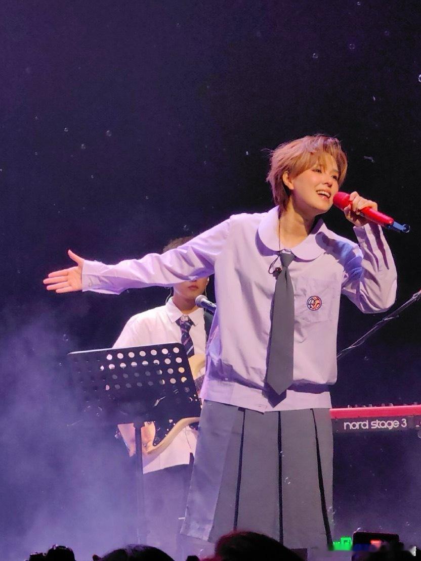 杨芸晴出道11周年长文……我居然莫名其妙的看完了….从人声鼎沸拥有一个大团队到只