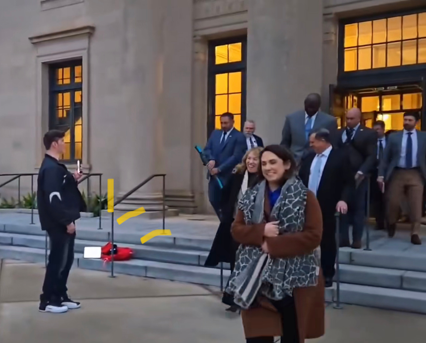 那个在乔丹出庭时播放公牛出场音乐的球迷找到了那个红色的应该就是音箱🤣🤣这哥们