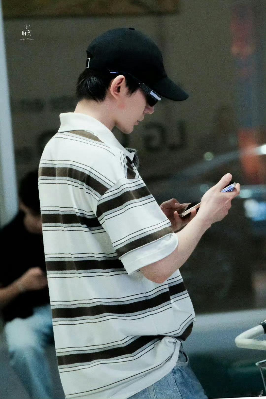 邓为行李箱衣服被夹住偶遇邓为出行，亲眼看见行李箱卡衣服，自己默默解决小麻烦，一点