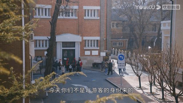 #雷鸣回母校底气十足# 雷鸣再次回到母校，如今也是带着自己引以为傲的11班回来，