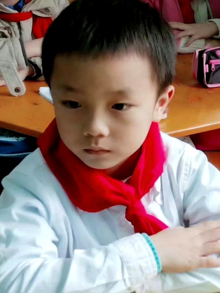 【4812】工作时有这样萌萌一个小孩每天放学都和你打招呼，生活也变得有动力了💪