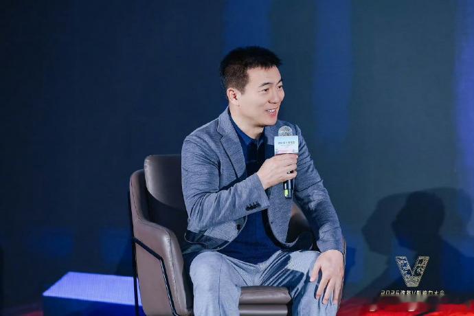 黄健翔调侃AI根本不懂球黄健翔直言AI只会堆砌赛事数据，没法感知赛场瞬息万变的情
