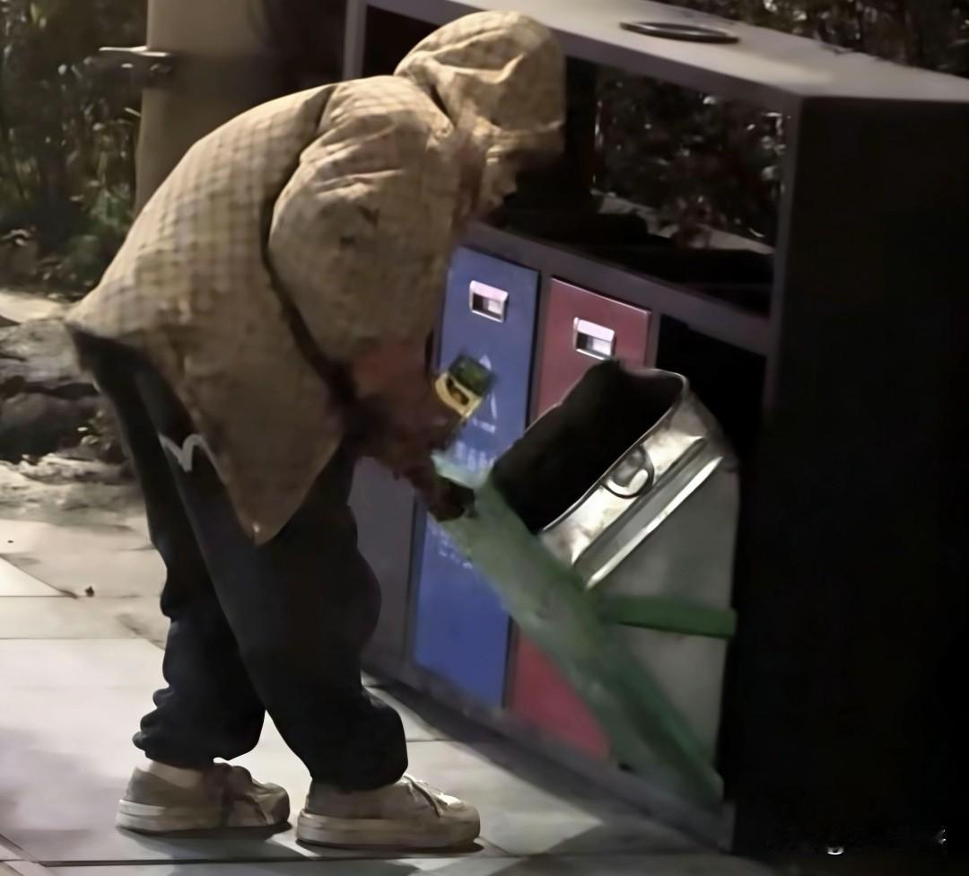 男孩翻开垃圾桶，一个个拿出来在里面找吃的。这个画面让无数网友流泪。夫妻双方离婚，