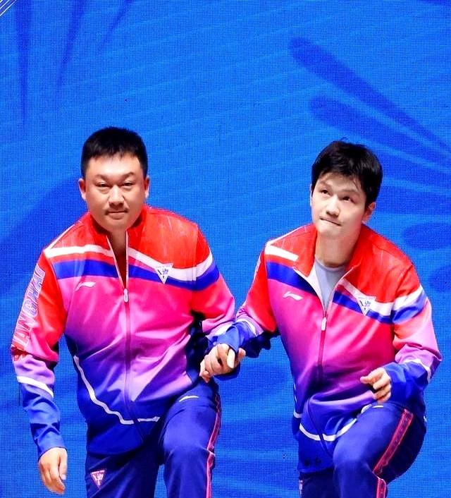 现在圈里都爱炒热度，但樊振东和教练刘恒偏不搞这套。上海WTT赛他4-0零封梁靖崑