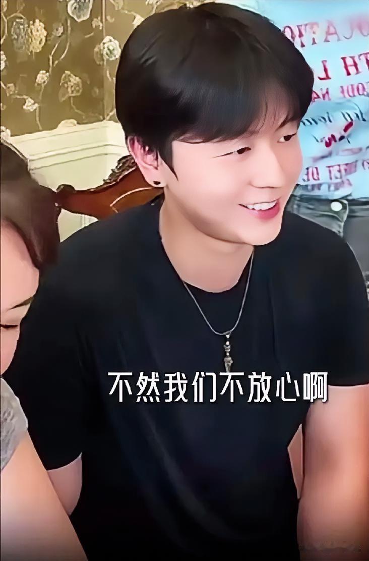 于文红和老六任任估计是闹别扭了，
出席线下活动见面会携儿子大宝一起，
大宝颜值很
