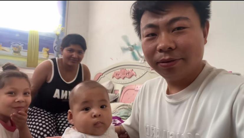 山东小伙娶了位巴铁老婆，女孩为他生了一儿一女，经常与他一起出摊卖小吃。这个巴媳妇