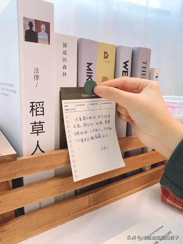 每日金句打卡签到，这事儿看似简单，实则能量巨大。金句是生活的智慧灯塔，像罗曼·罗