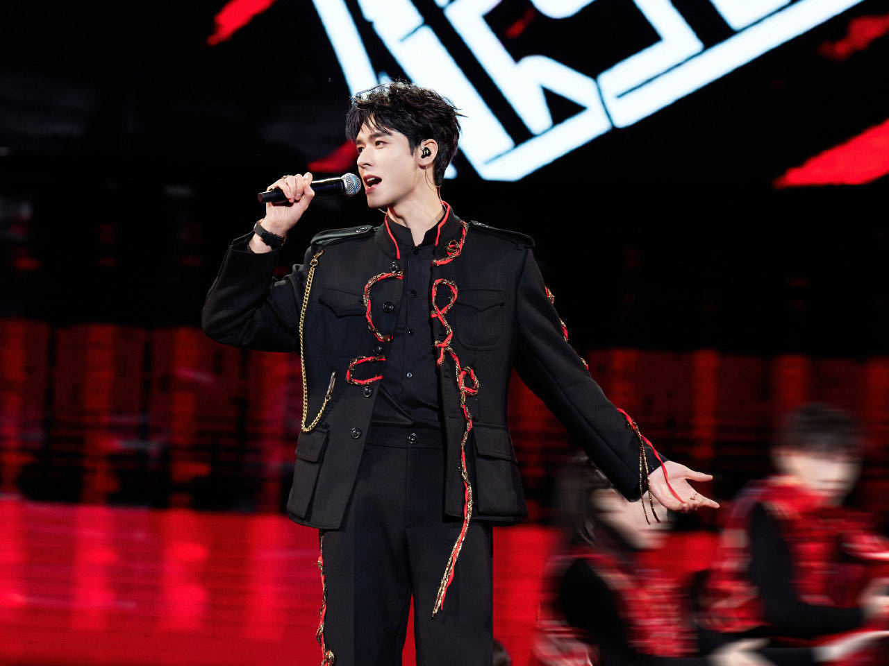 东方卫视跨年神图 谁被东方卫视跨年的运镜灯光惊艳到！这水准也太能打了，运镜丝滑不