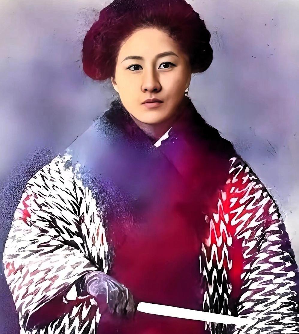 1907年7月15日凌晨，秋瑾被押往绍兴轩亭口赴刑。临刑之前，她向山阴县令李钟岳