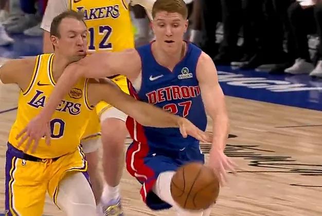 肯纳德被肘脸，不犯规
里夫斯被一胳膊抡胸口上，不犯规
活塞脚踢球发动反击，不响哨