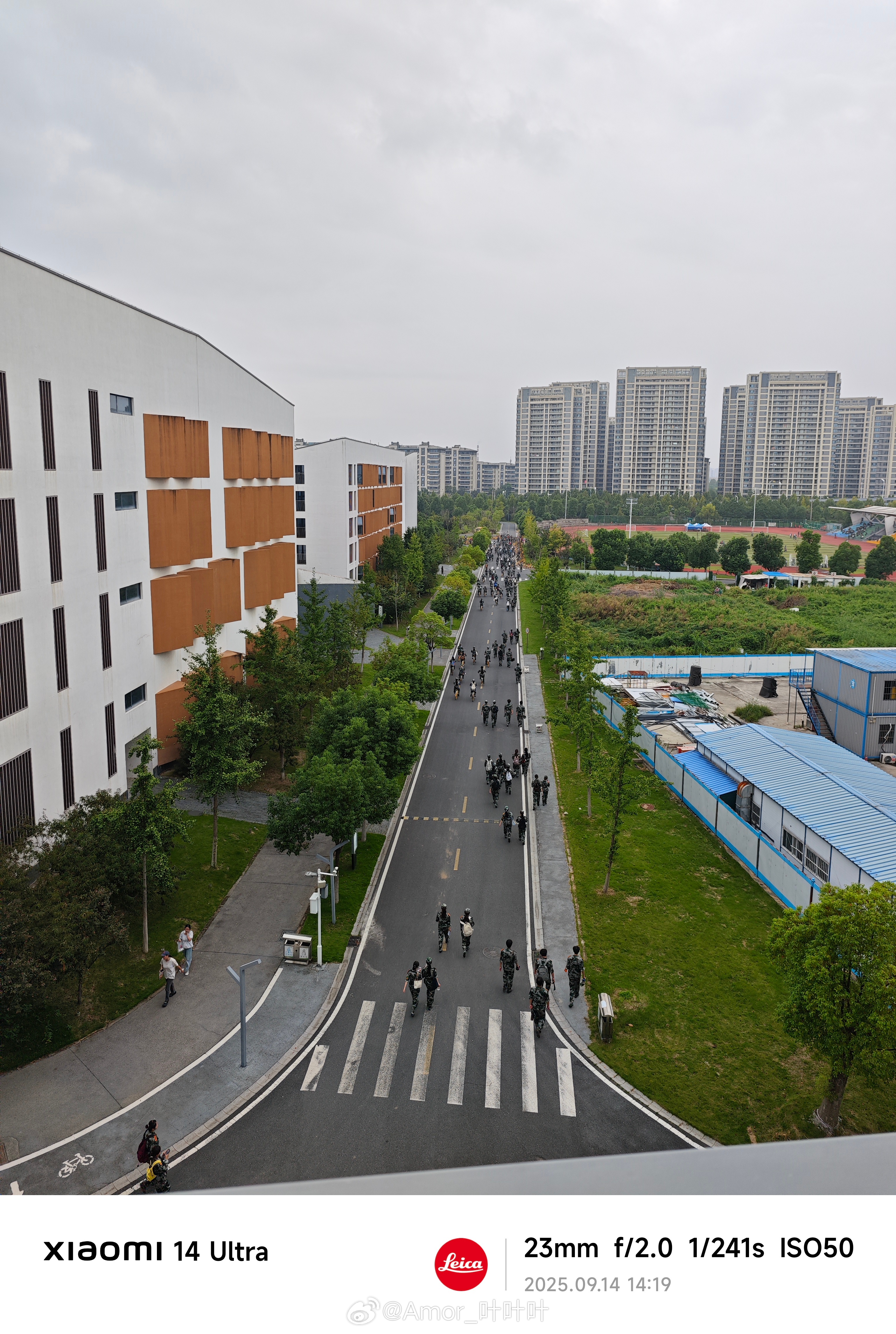 突然意识到，现在军训的大学生都是06/07年的……时间都去哪了……我真要奔3了…