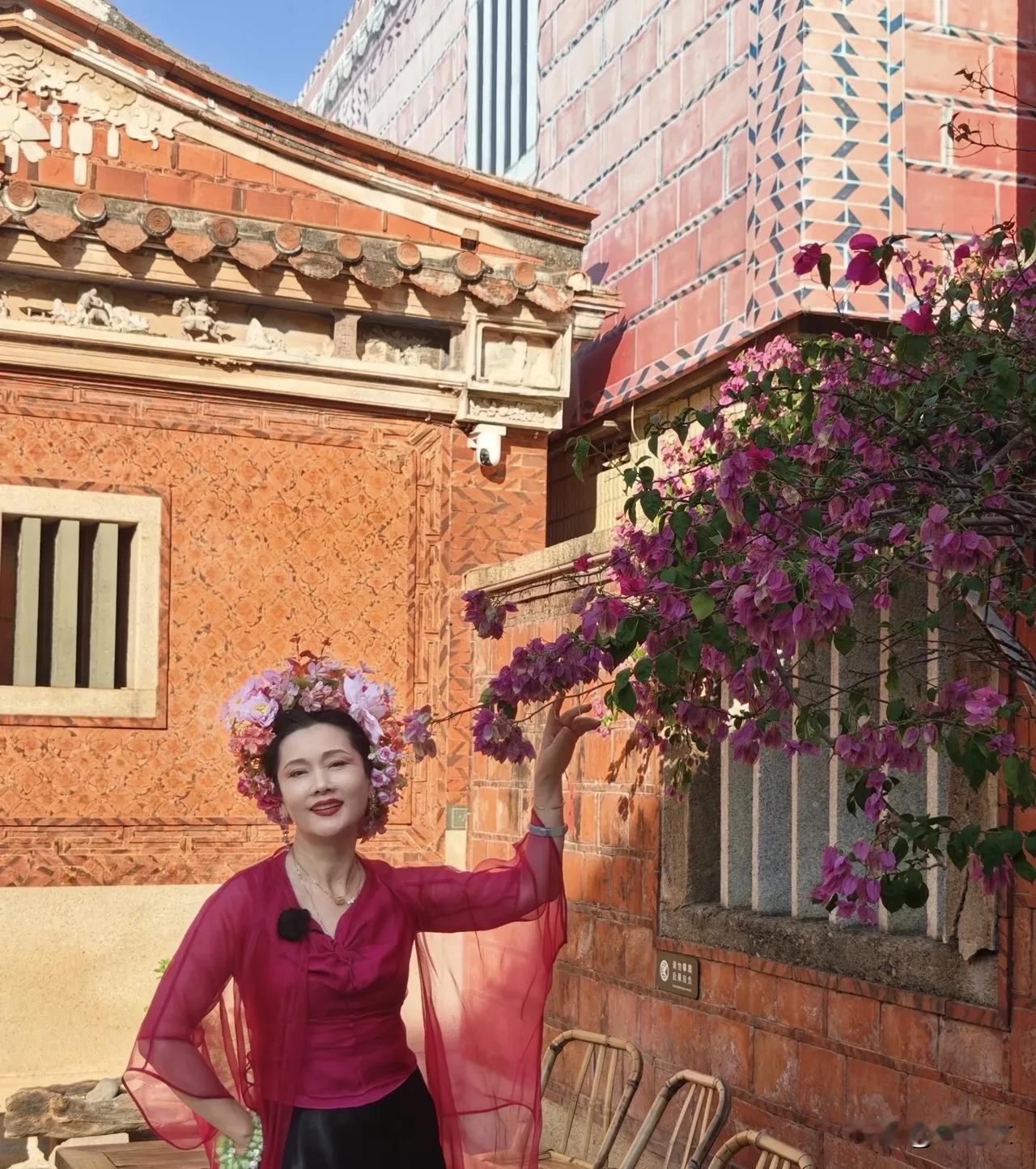 别看何赛飞总饰演弱藤娇花，但是我看她的人生轨迹，完全是一个英姿飒爽的大女主。
