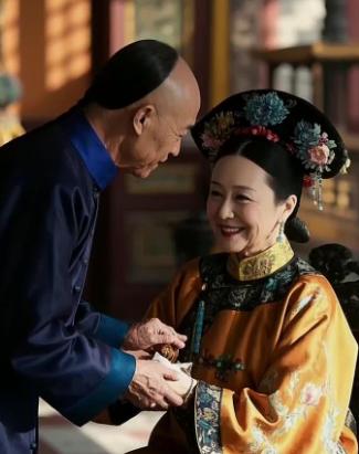 慈禧每次洗澡后，只留李莲英1人伺候，而房间里不时传出喊痛，一位小宫女偷掀帘子，这