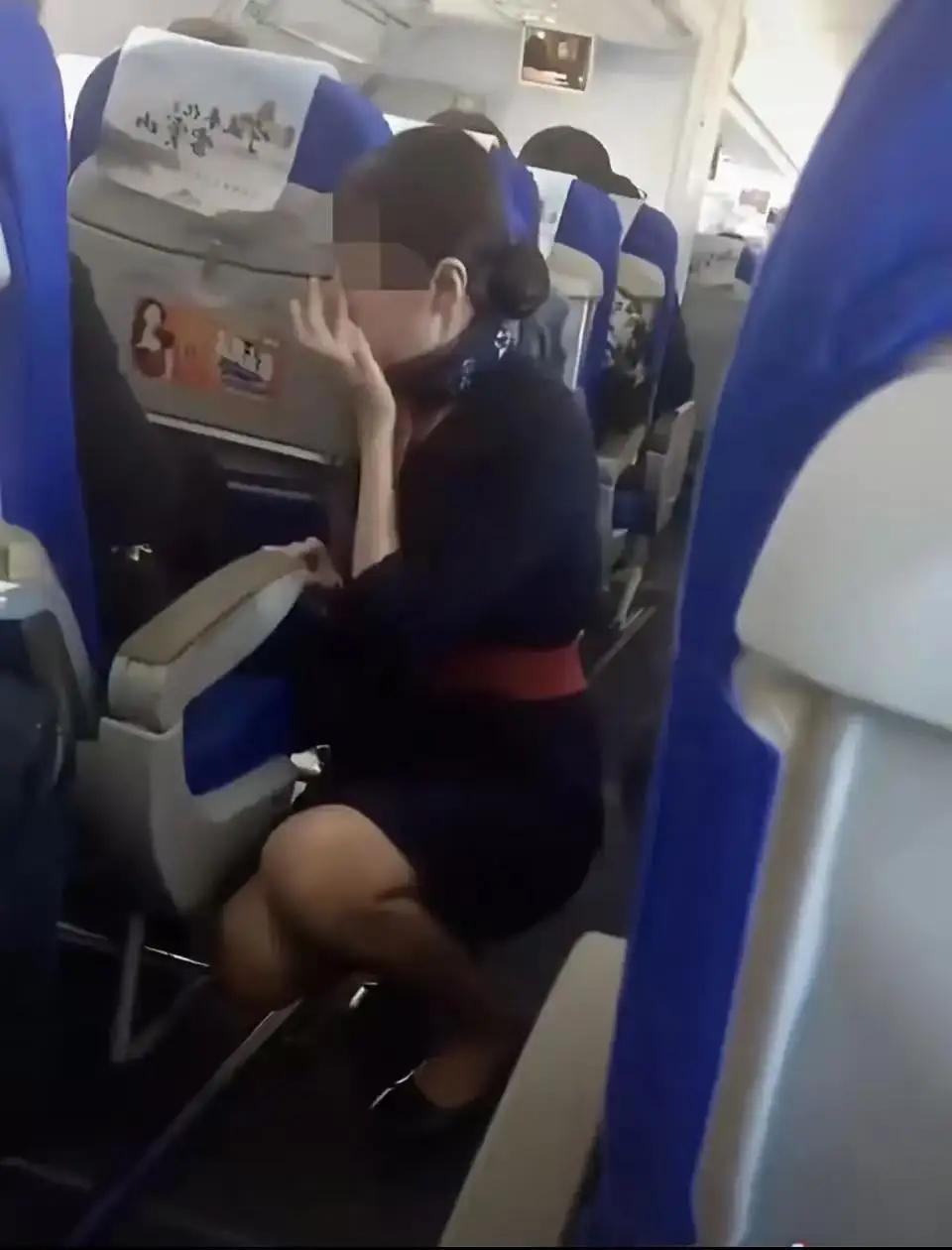 好一个“碰瓷”新高度！空姐餐车蹭手肘，男乘客张口就要“踹一脚”，小姑娘被逼连跪三