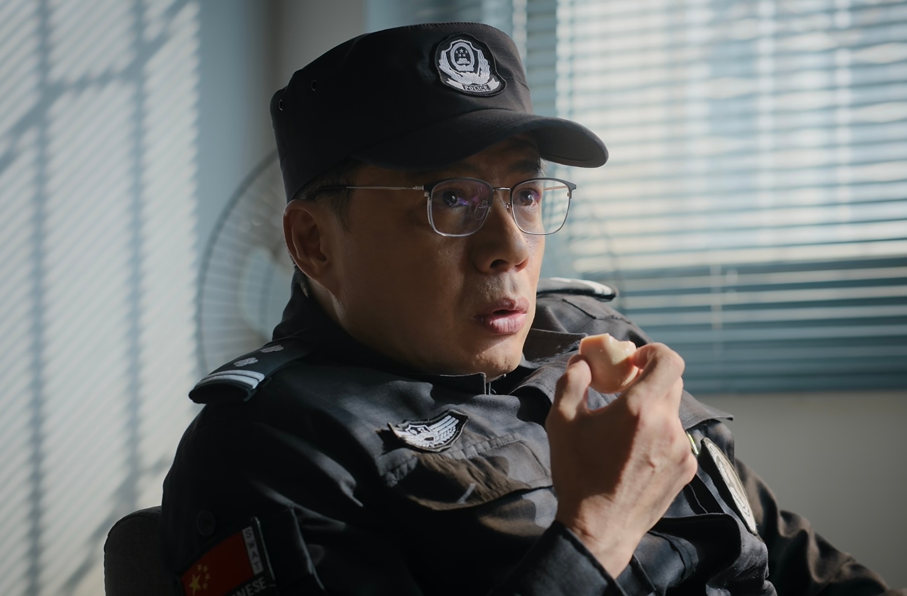 段奕宏  不能浪费啊，谭彦抹抹嘴，开始饕餮模式真服了，边聊边吃，老段真是每个剧都