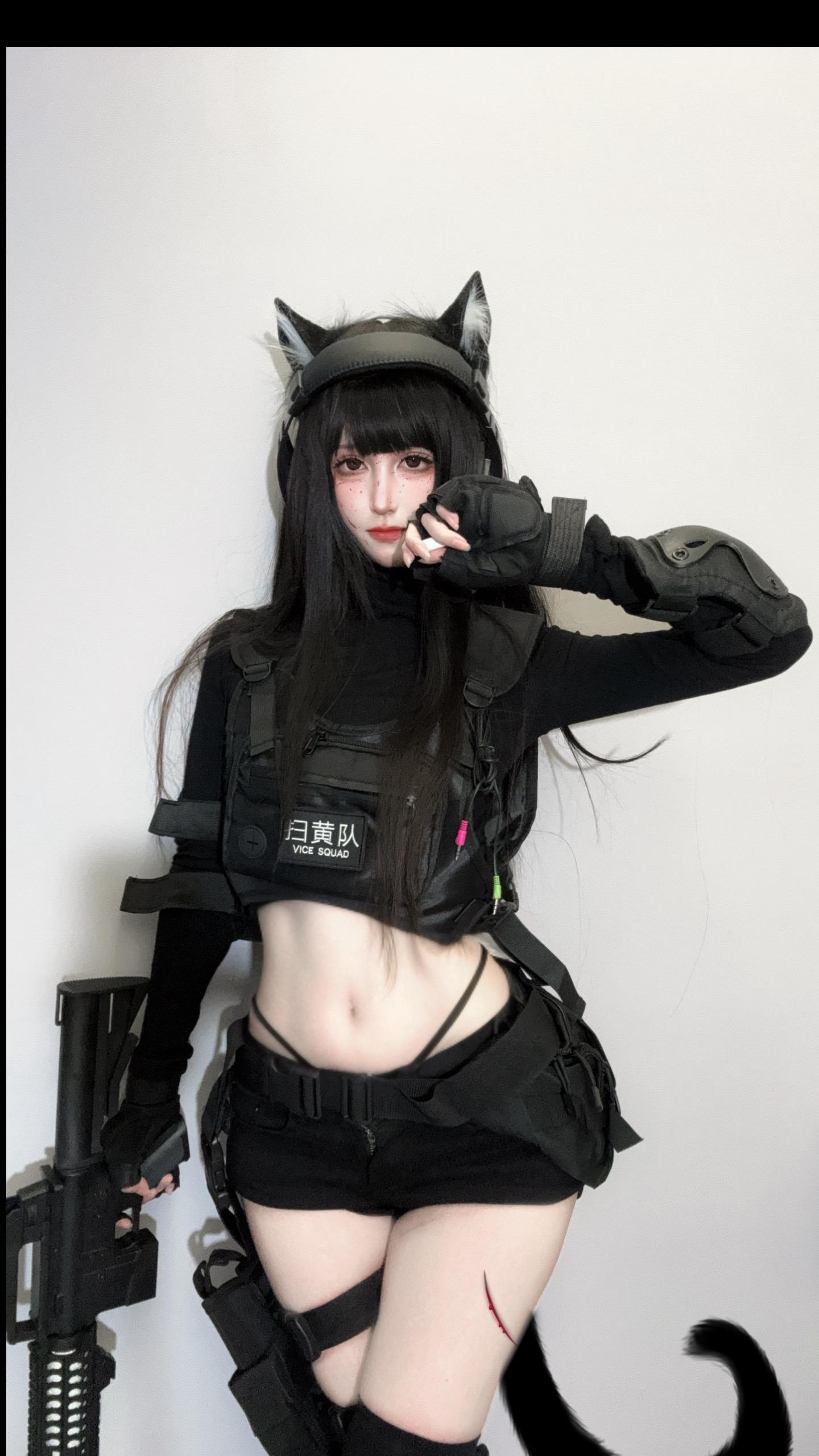 都给我老实点。双手抱头蹲下！男的左边女的右边